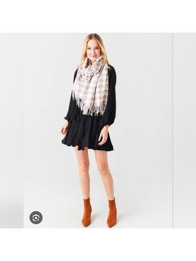 Soia & Kio Houndstooth Sania Oversized Fringed Scarf In Fawn